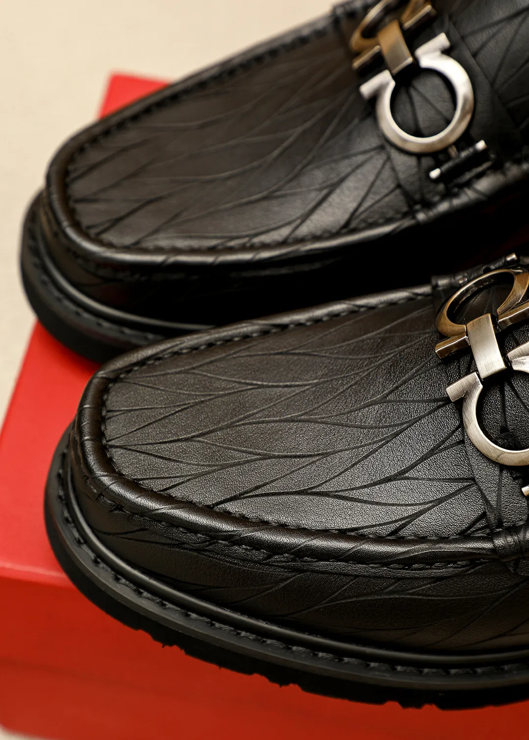 Men's shoes 💰520 💐 Product trademark: Ferragamo "Ferragamo" casual leather shoes Regular size: 38-44 (45.46🉑️customized) Product materials: Selected imported first-layer calfskin embossed upper + original hardware buckle, imported water-dyed cow leather lining. Strong three-dimensional visual effect, original outsole color: 1⃣️color optional